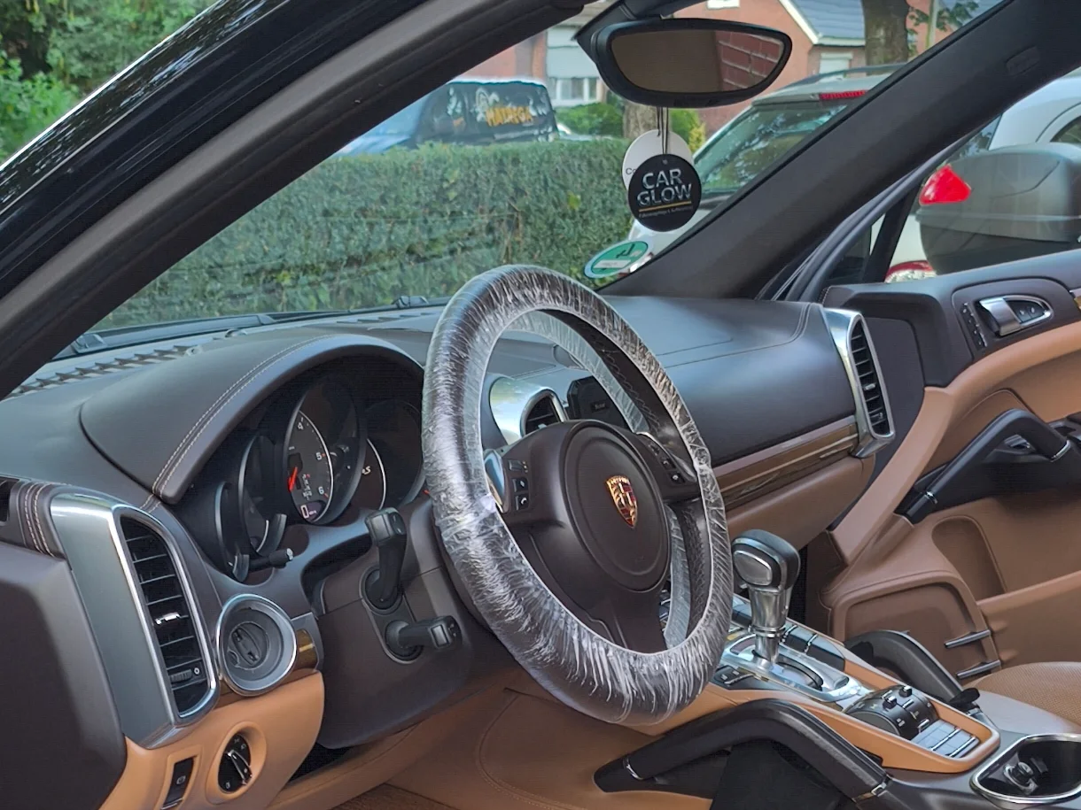 Aufbereiteter Innenraum eines Porsche Cayenne S mit hellem Leder
